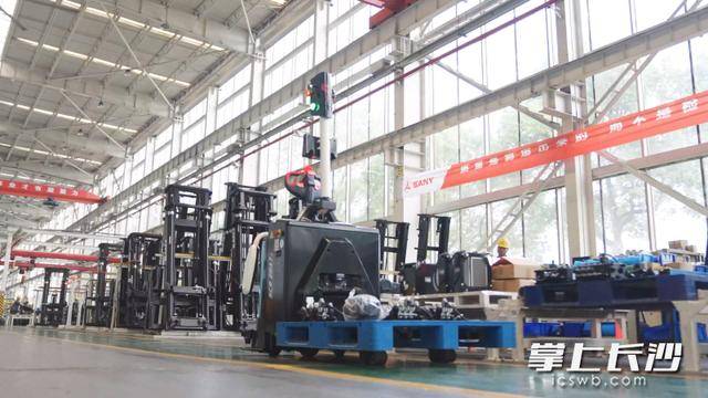 進軍物流倉儲搬運領(lǐng)域<strong></p>
<p>電動叉車
</strong>！三一機器人一次性40臺電動叉車“出海”……:電動叉車

